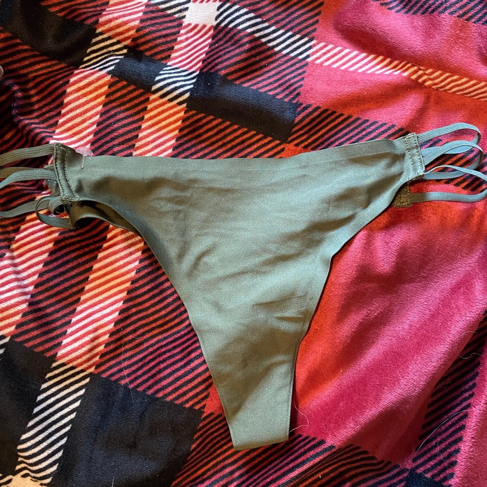 BNWT Seamless Thongs (x2)